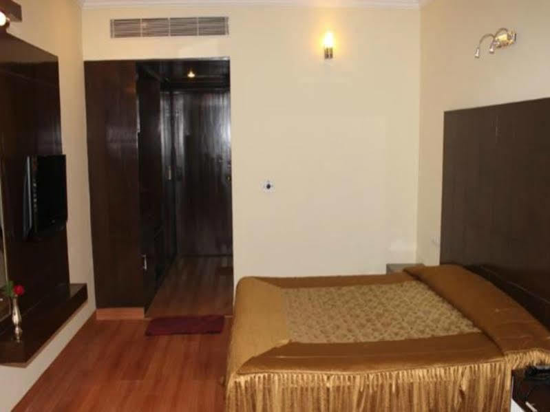 Hotel Vaibhav Варанаси Экстерьер фото